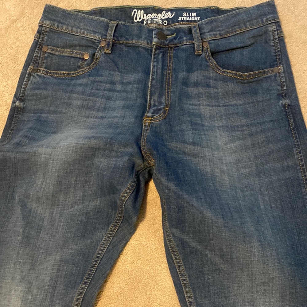 Wrangler Retro slim straight jeans. Size 34x32. Wrangler patch on back pocket.